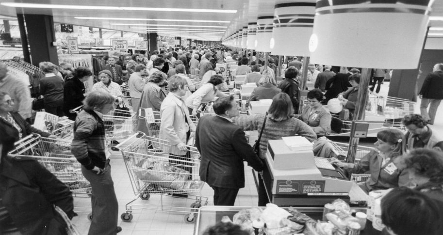 Black and white photo of shoppers in a supermarket in 1978.
