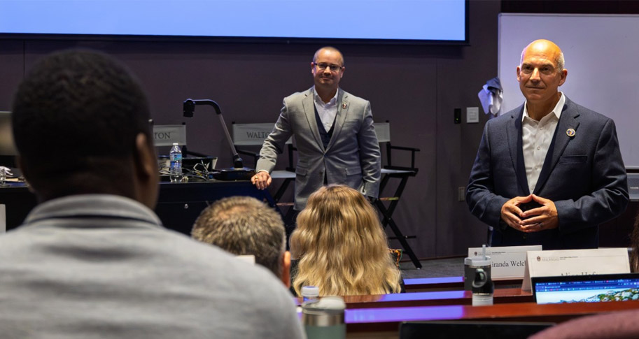 https://walton.uark.edu/graduate-programs/mba-masters-degree-program/blog/images/matt_waller_mba_leadership_course_913x485_72dpi.jpg