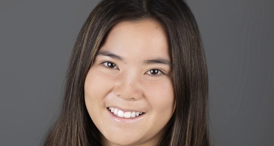 headshot of student, isabelle artnak smiling forward